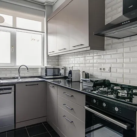 Central Modern Flat With Bosphorus View In Beyoglu איסטמבול