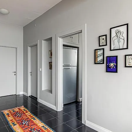 Central Modern Flat With Bosphorus View In Beyoglu דירה *
