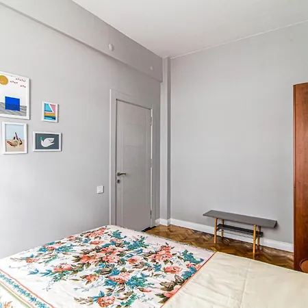 Central Modern Flat With Bosphorus View In Beyoglu דירה איסטמבול