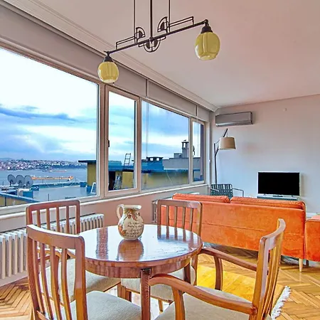 Central Modern Flat With Bosphorus View In Beyoglu דירה